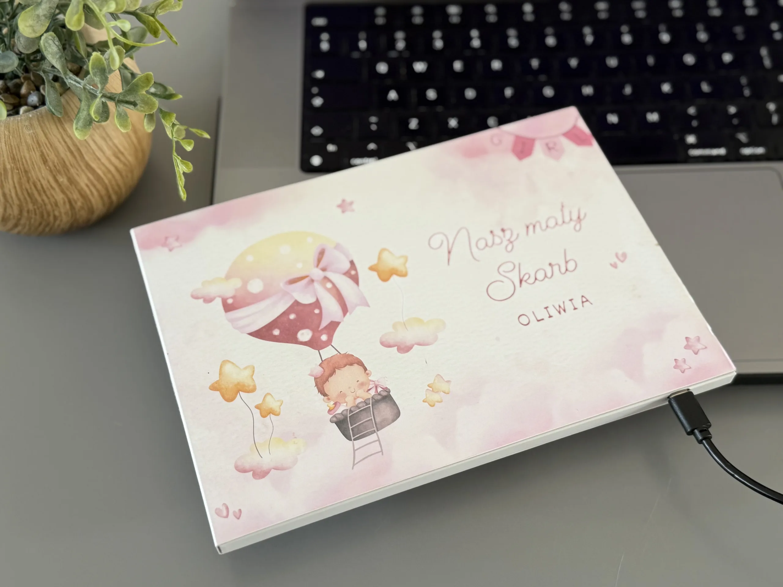 Video album nasz kochany skarb dla dziewczynki z ekranem HD podłączony do komputera