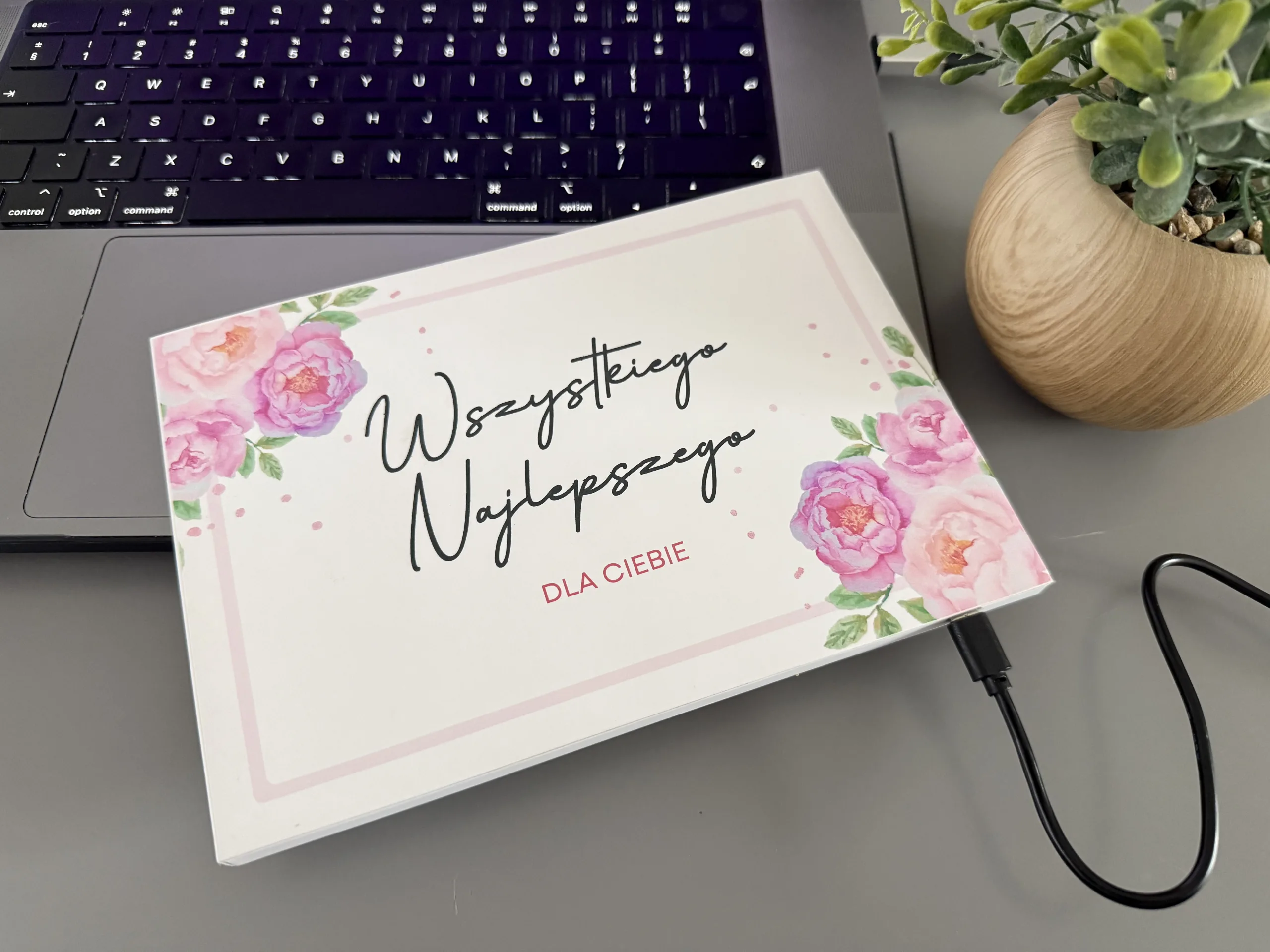 Video album "Wszystkiego Najlepszego" dla niej podłączony do komputera za pomocą kabla USB