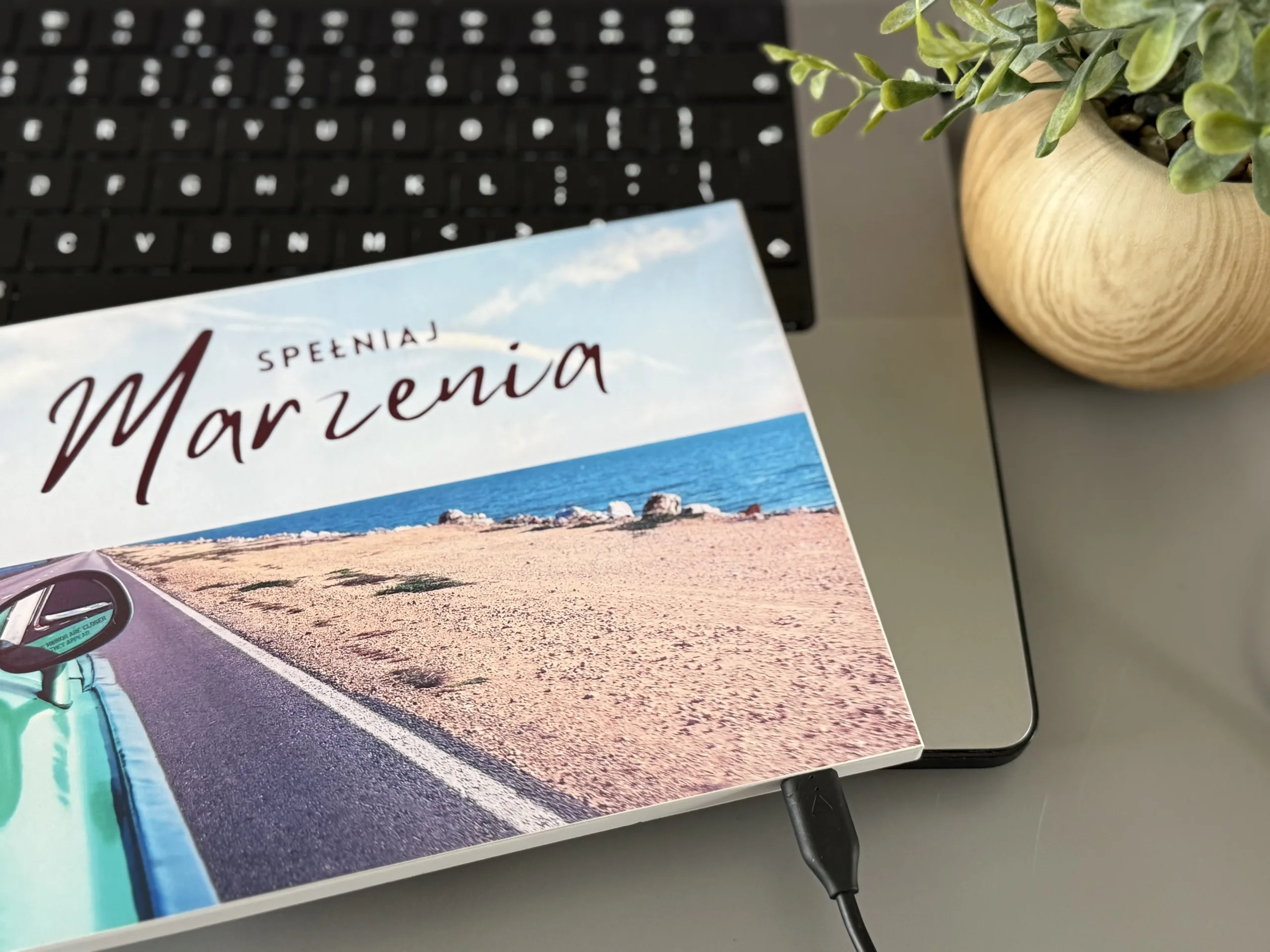 Video album Spełniaj Marzenia podłączony do laptopa kablem USB