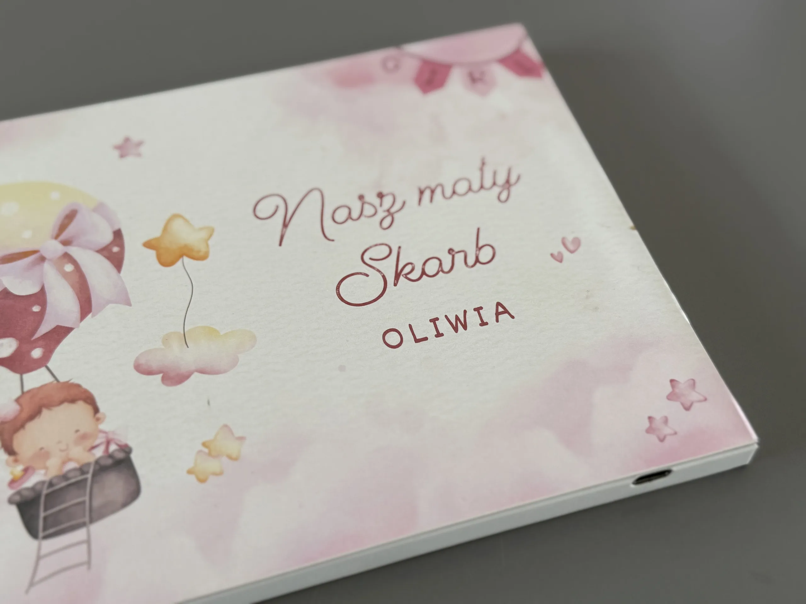 Video album na narodziny dziecka, roczek lub chrzest z ekranem 7 cali HD zbliżenie na port USB-C