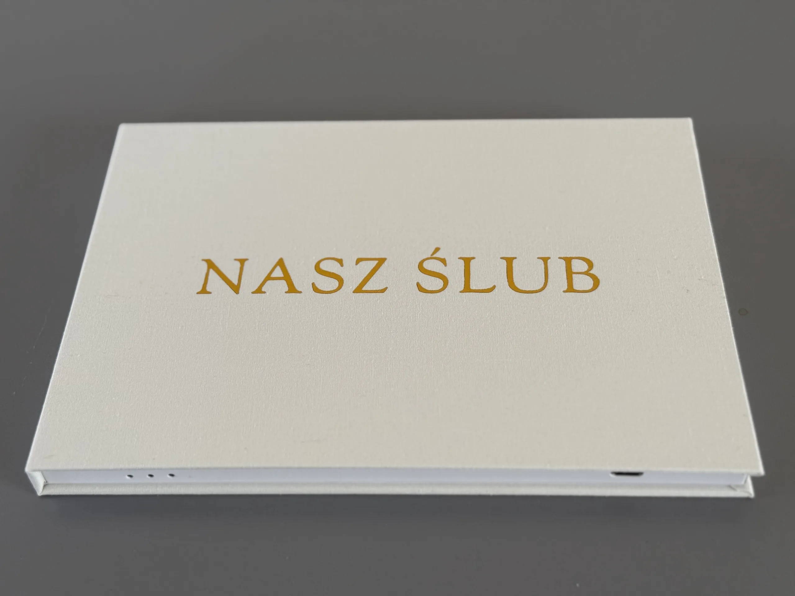 Lniana twarda okładka oraz złocony napis video albumu nasz ślub premium