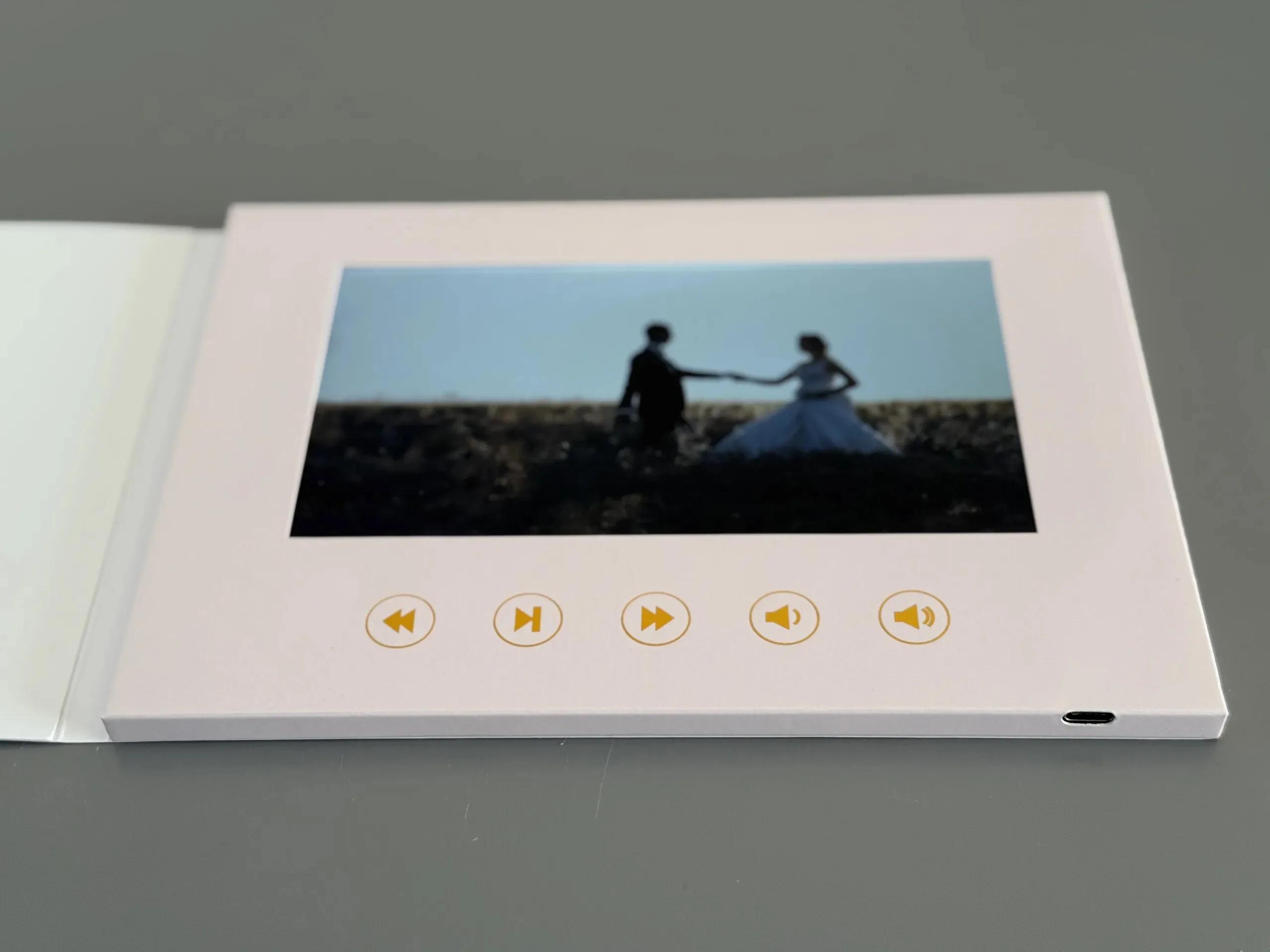 Video album nasz ślub standard widok na duży ekran 7 cali HD oraz przyciski sterujące