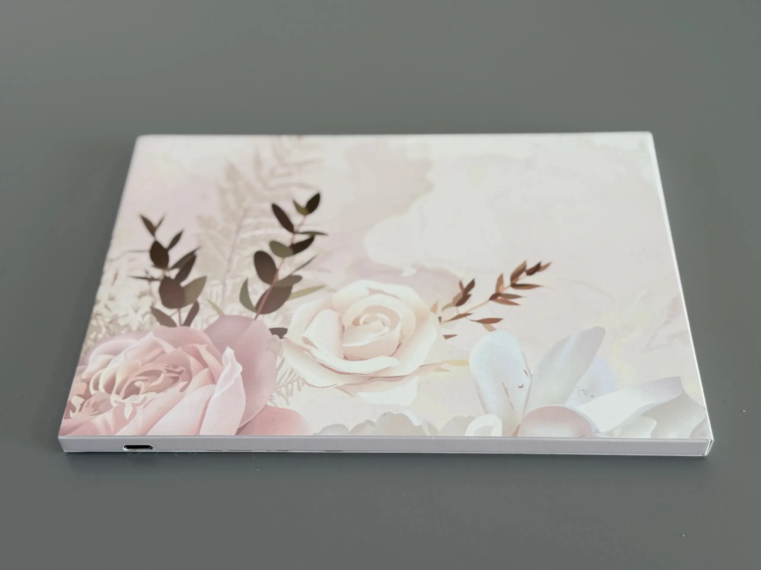 Video album nasz ślub standard widok na tylną okładkę oraz port USB-C