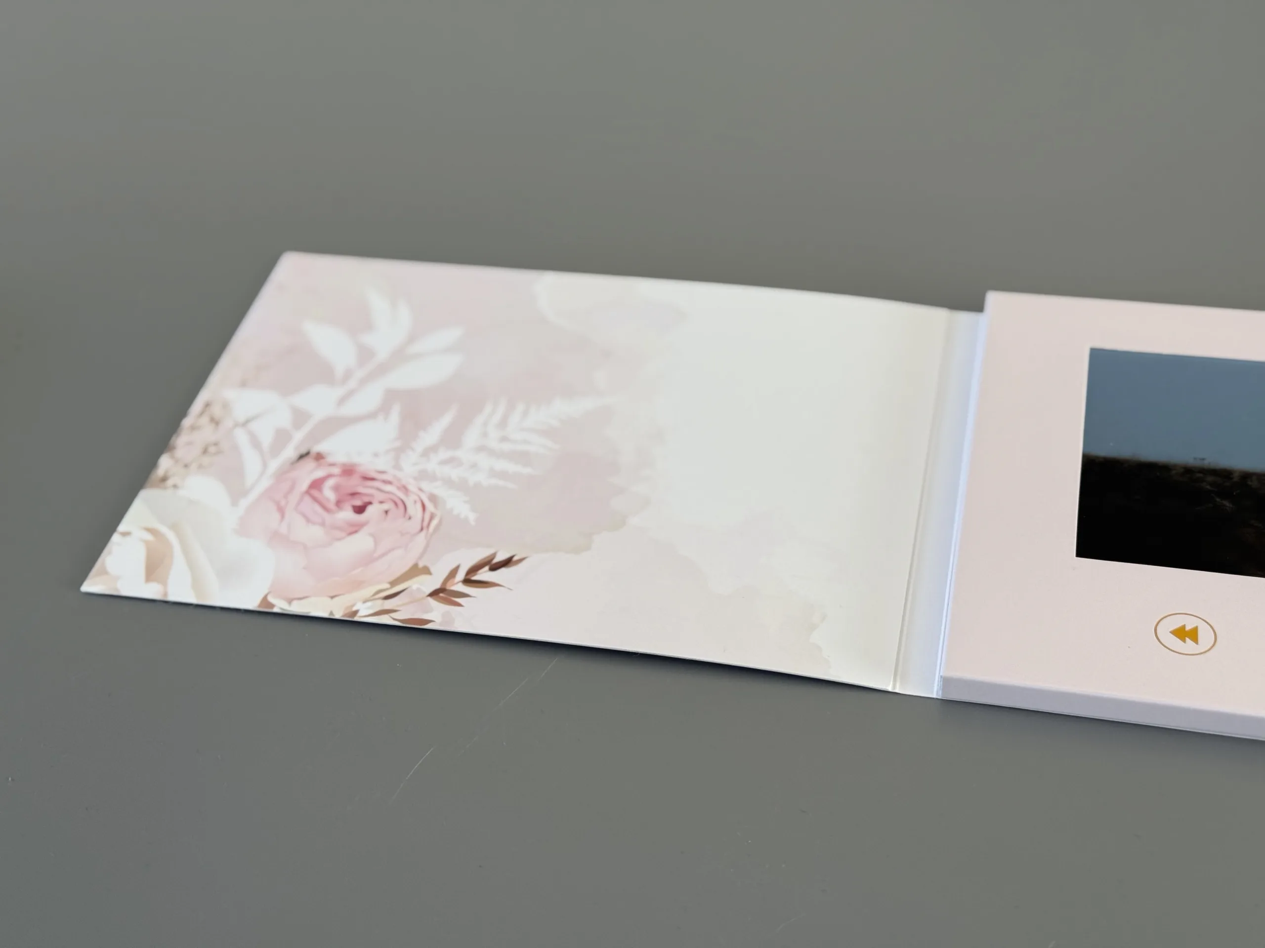 Otwarty video album nasz ślub standard z dużym ekranem 7 cali HD oraz eleganckim kwiecistym motywem