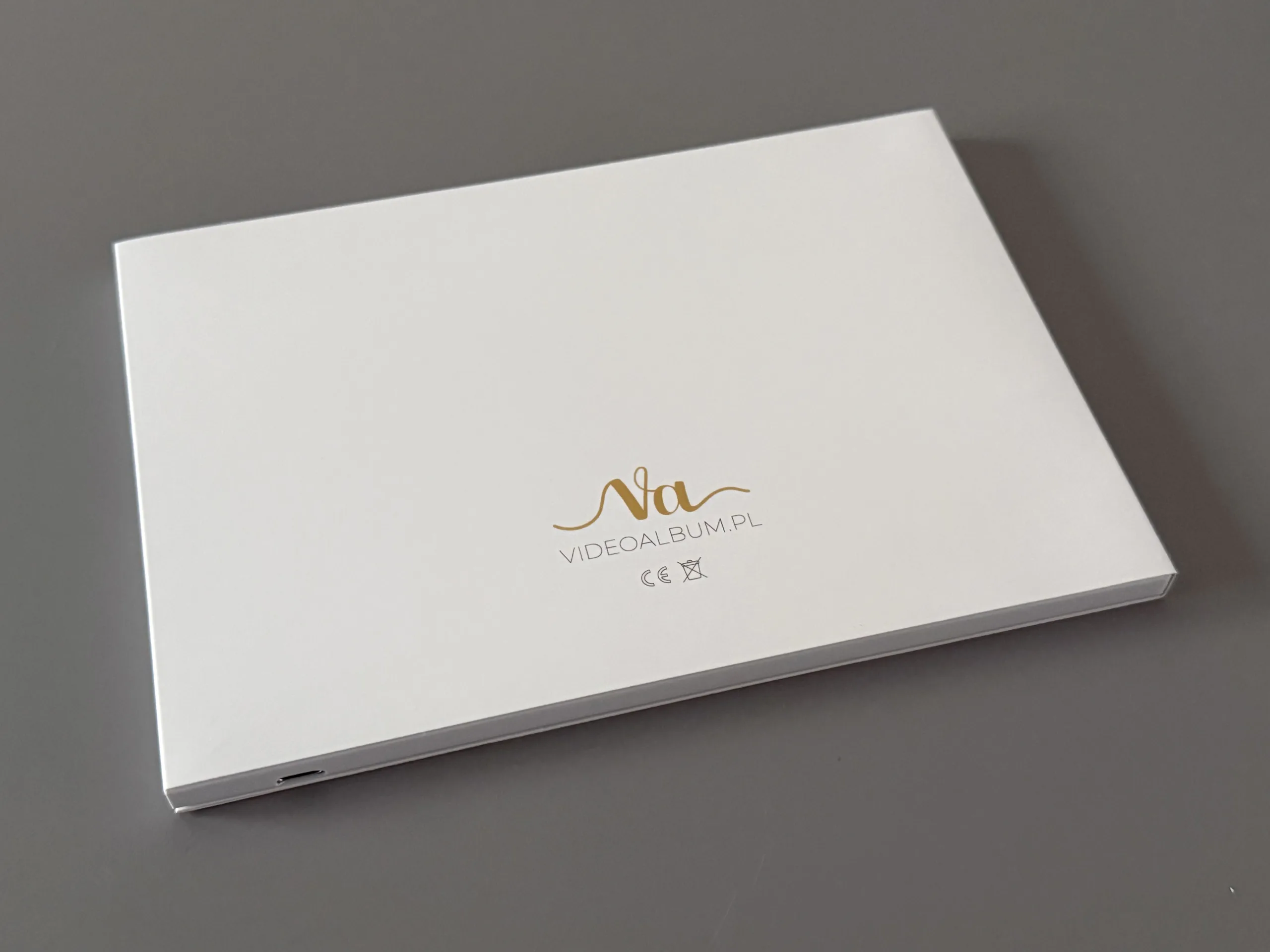 Tylna okładka video albumu z logo oraz widocznym portem USB