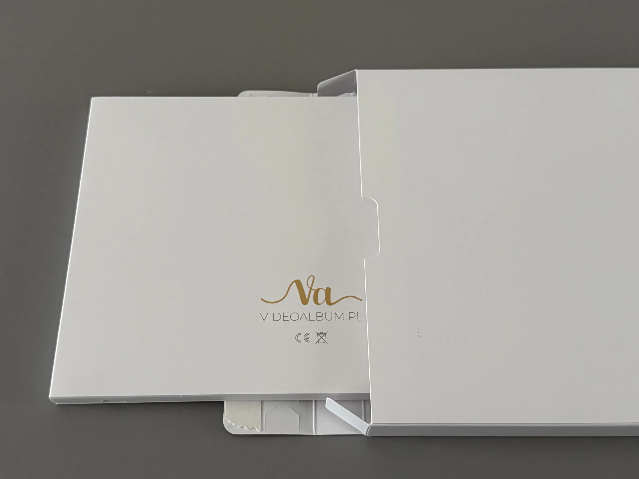 Tylna okładka video albumu wyjmowana z pudełka zabezpieczającego