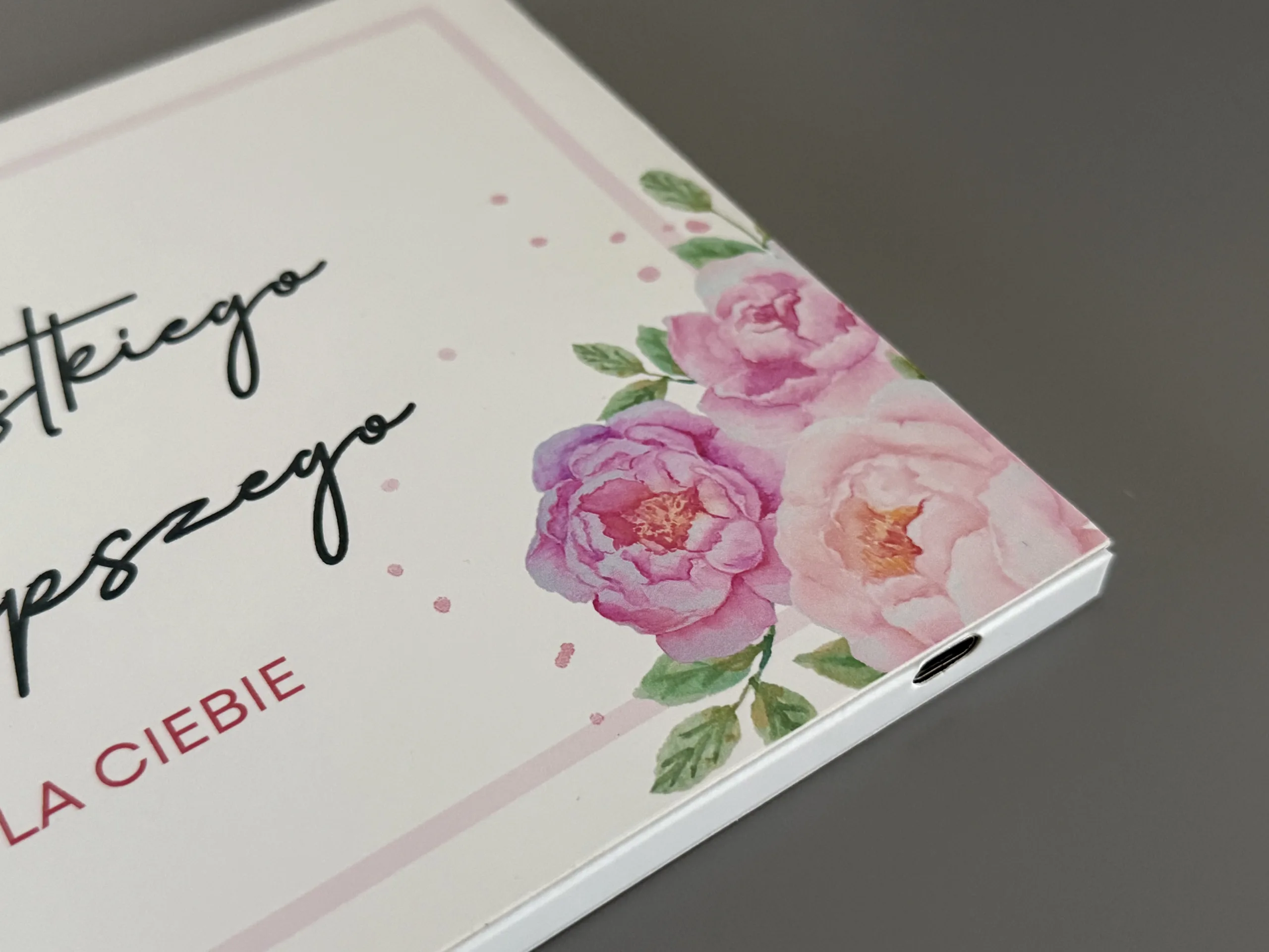 Video album "Wszystkiego najlepszego" na urodziny dla niej zbliżenie na port USB-C