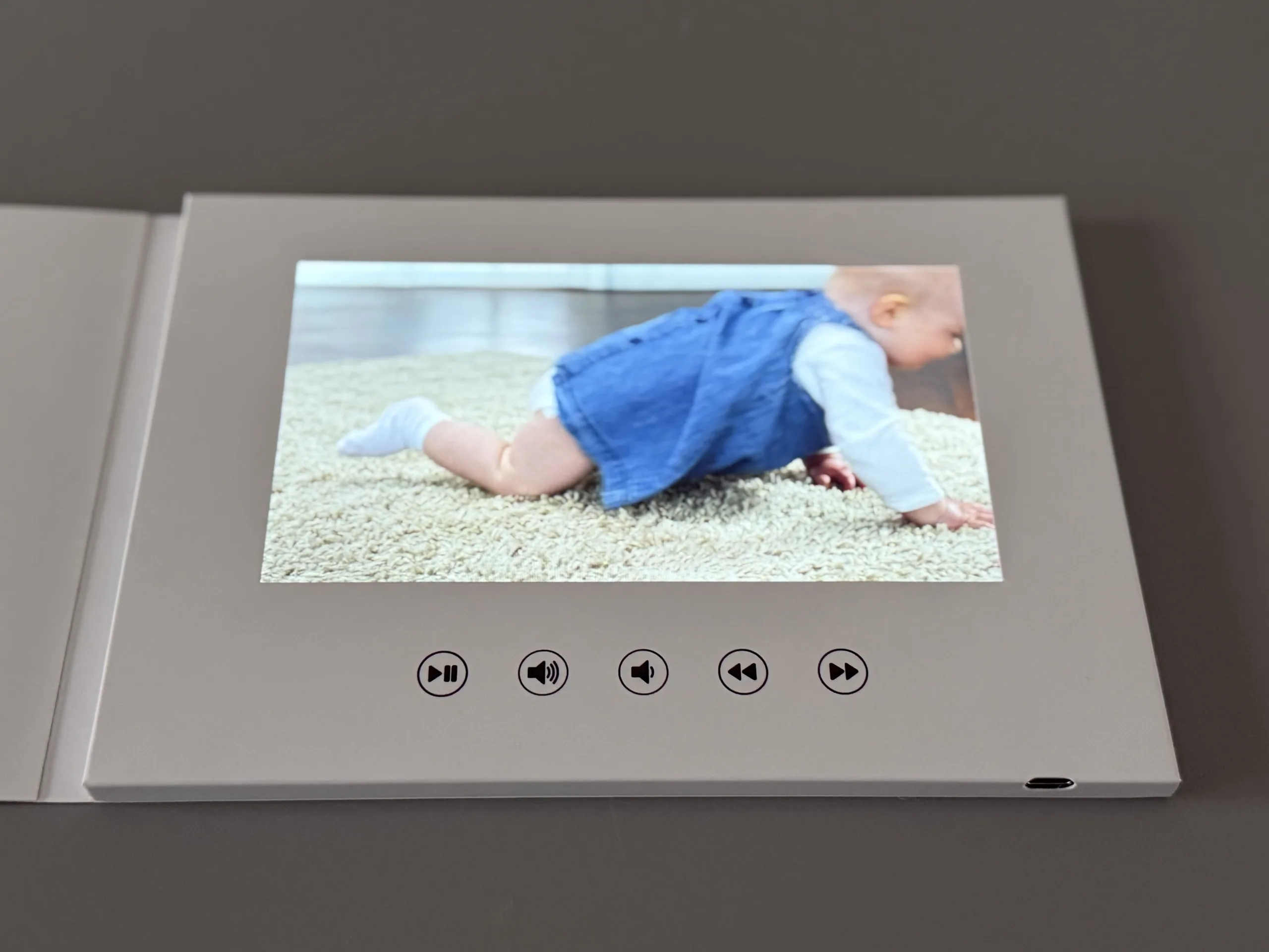 Video album z dużym ekranem 7 cali HD IPS z raczkującym dzieckiem