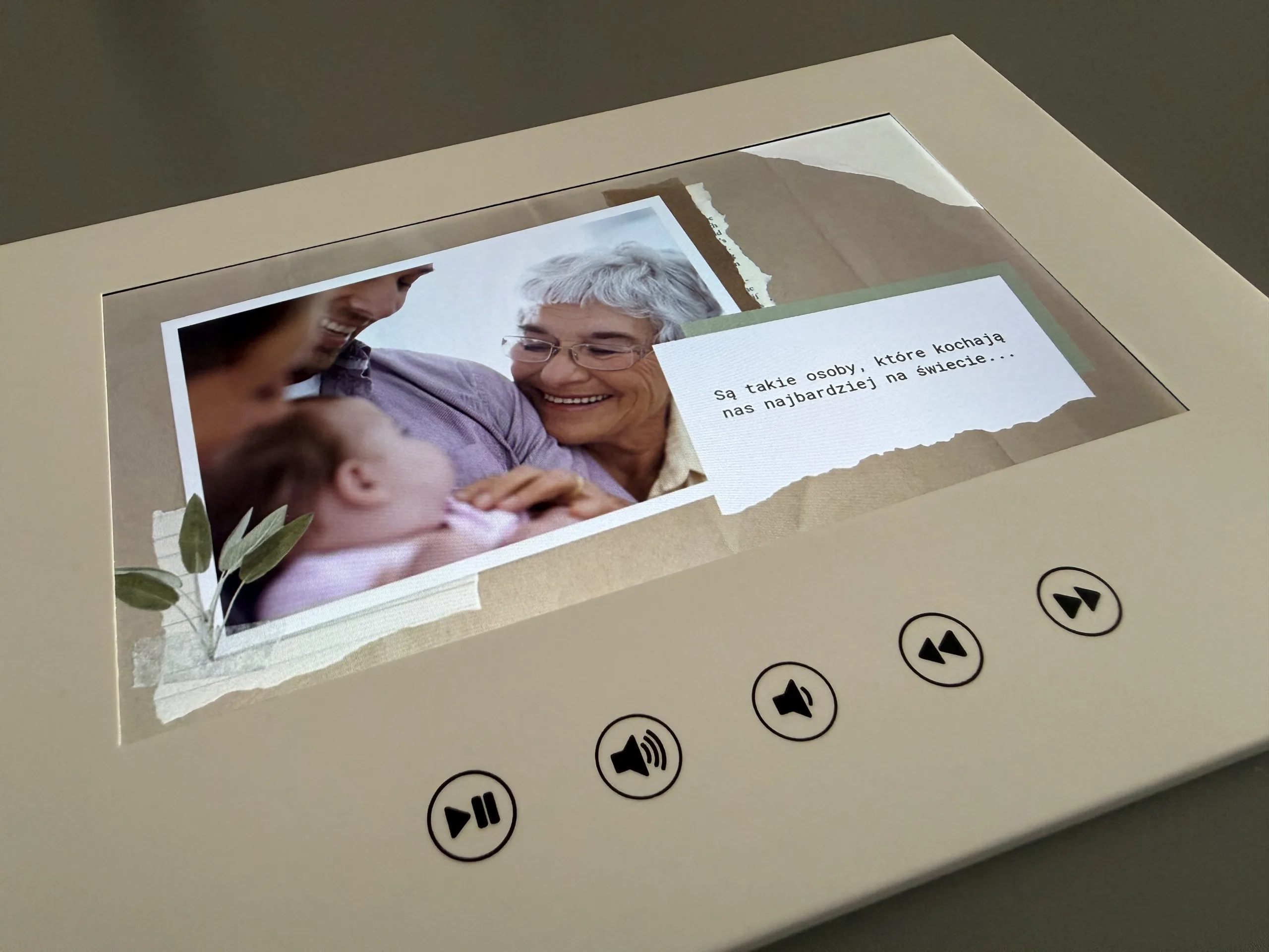 Video album z tekstem "Są takie osoby które kochają nas najbardziej na świecie"